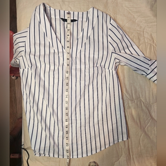 💜White House Black Market Women's Blouse 3/4 Flounce Sleeve Top Sz 10🩵 - Picture 5 of 7